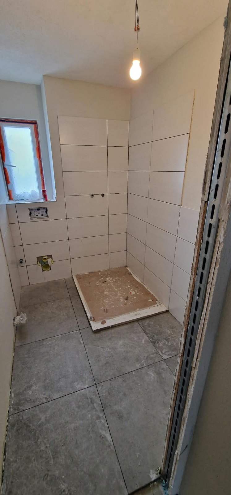 Gefliester Duschbereich mit vorbereiteten Anschlüssen