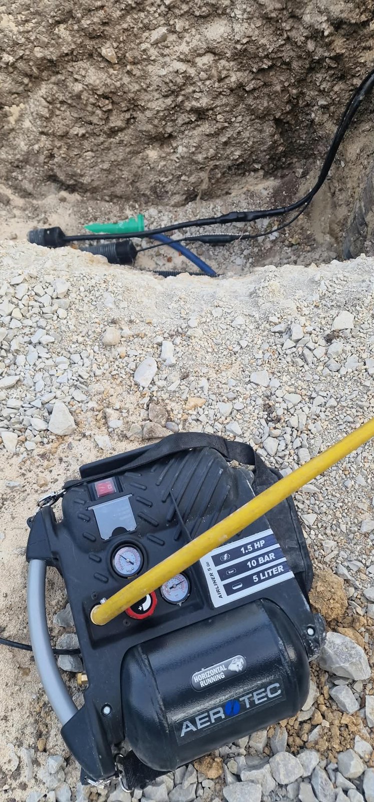 Mobiler Kompressor an einer Baustelle