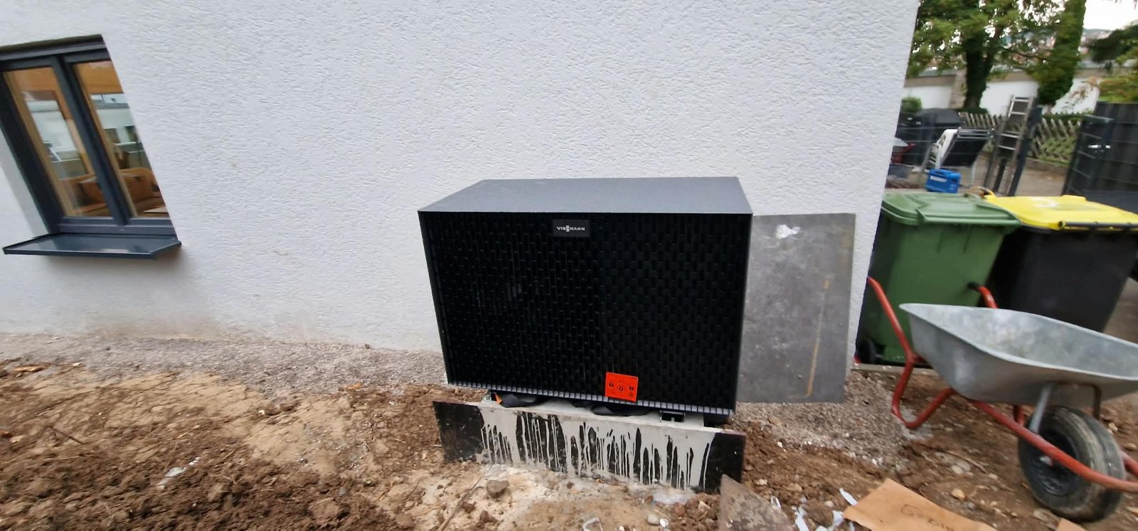 Wärmepumpen-Außeneinheit aus einem SBE-Projekt während der Installation