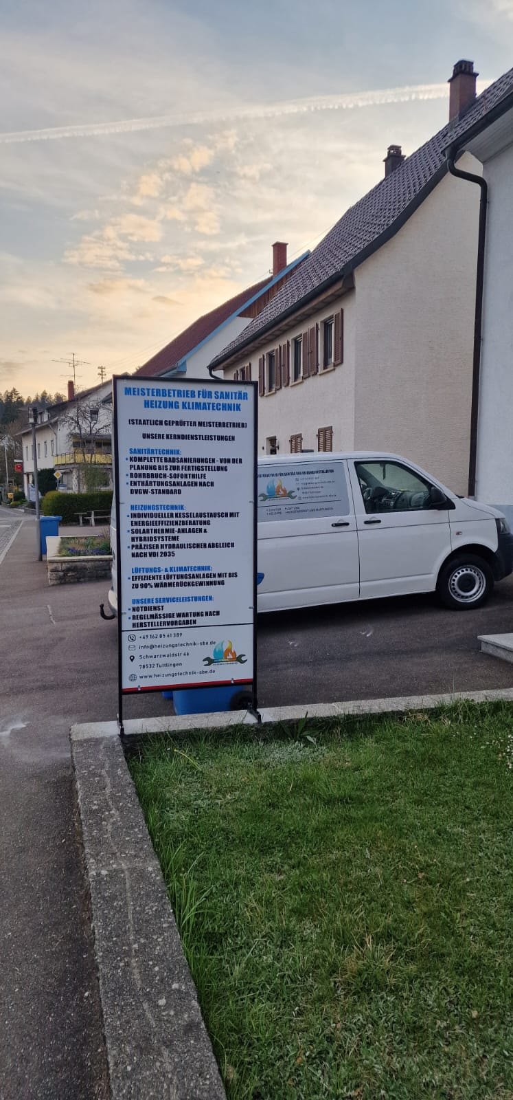 Unser Firmenfahrzeug und Firmenschild in Tuttlingen-Möhringen