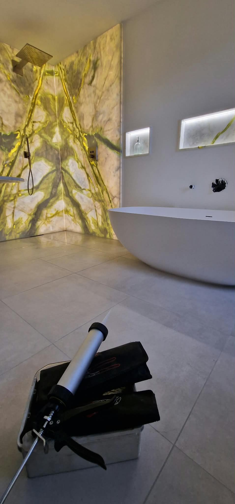 Badprojekt mit freistehender Badewanne und Dusche während der Montage