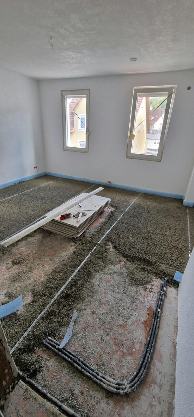 Ausgleichsschüttung und vorbereitete Platten für den Trockenestrich